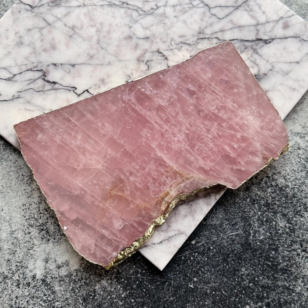 Большой срез розового кварца в золоте 25х17см