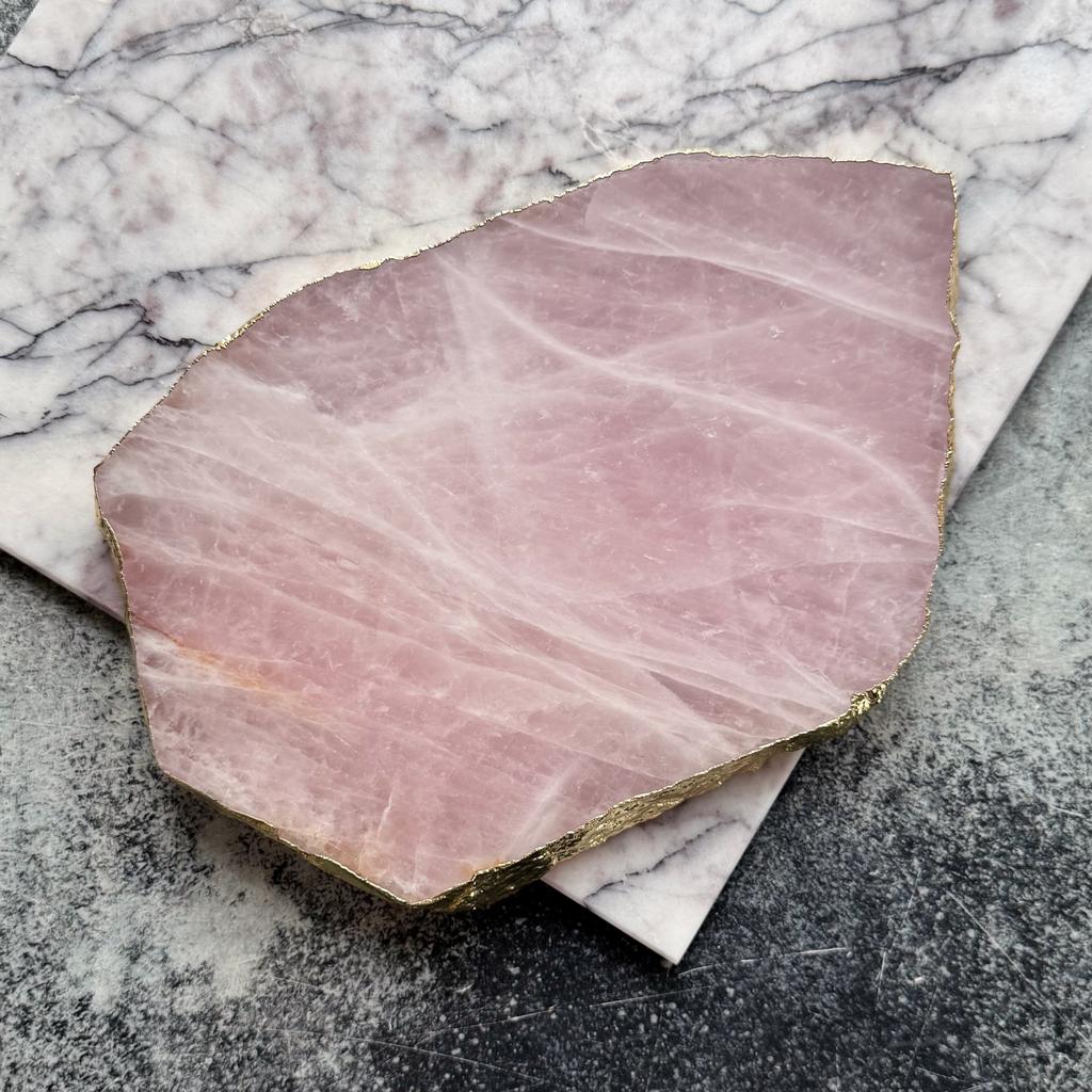 Большой срез розового кварца в золоте 25х17см