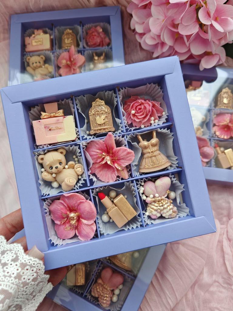 Набор из шоколадных конфет из белого и молочного шоколада