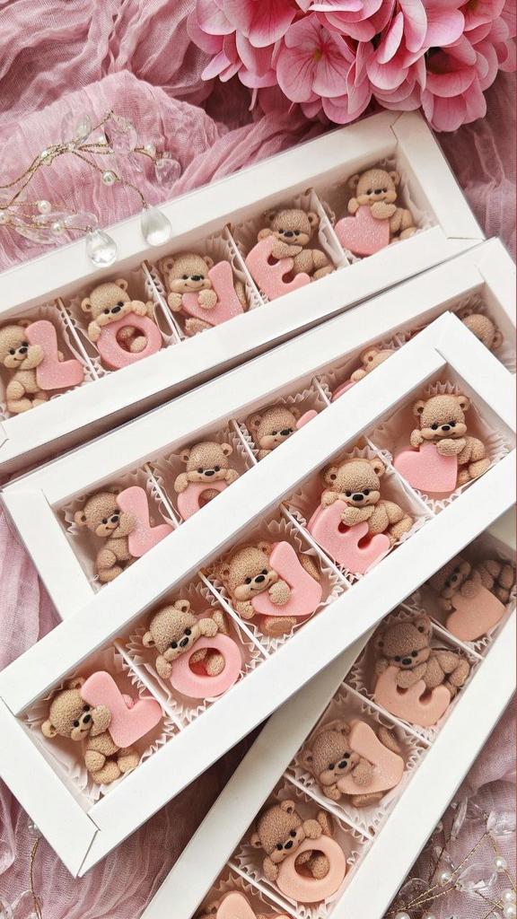 Коробка шоколадных конфет LOVE из белого бельгийского шоколада