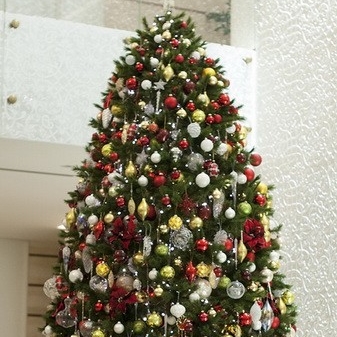 Оформление елки в красно-золотой гамме