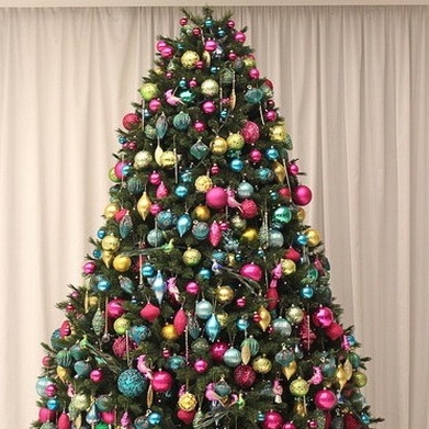 Оформление елки в яркой розово-голубой гамме с золотыми шарами