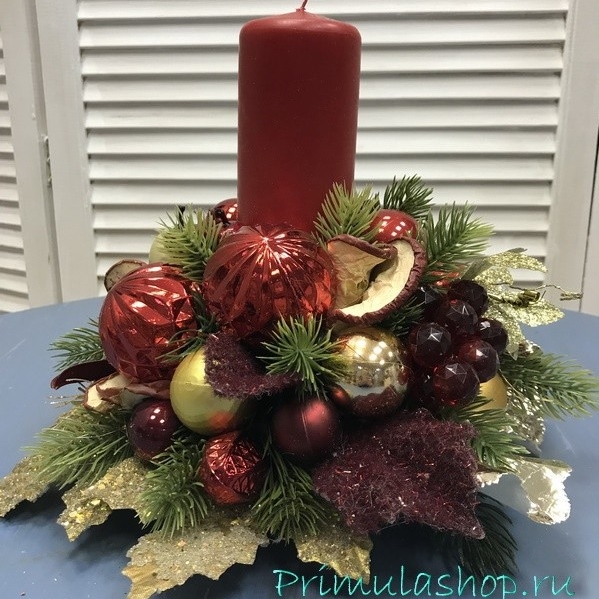 Новогодняя композиция со свечой в красной гамме из искусственной хвои с золотыми листьями