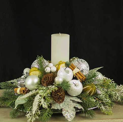 Новогодняя композиция в бело-серебряной гамме