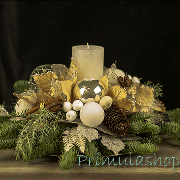 Новогодняя композиция со свечой в бело-кремовой гамме