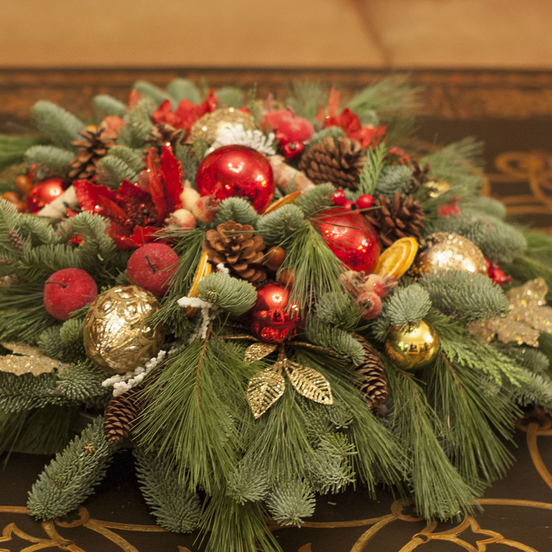 Большая рождественская композиция для украшения стола в красно-золотой гамме