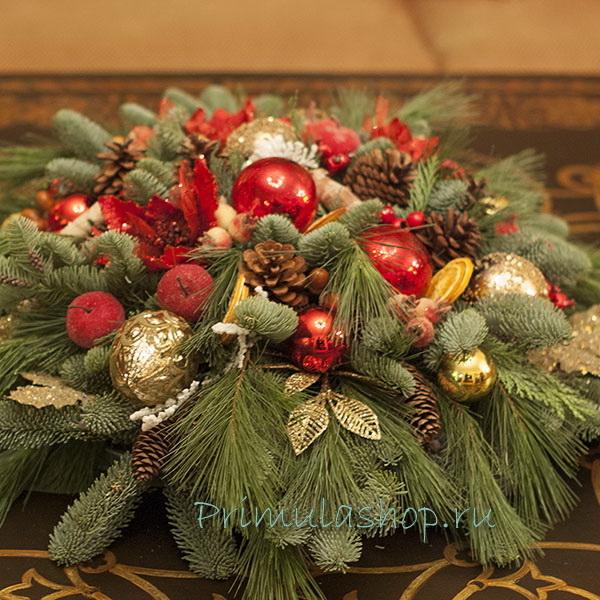 Большая рождественская композиция для украшения стола в красно-золотой гамме