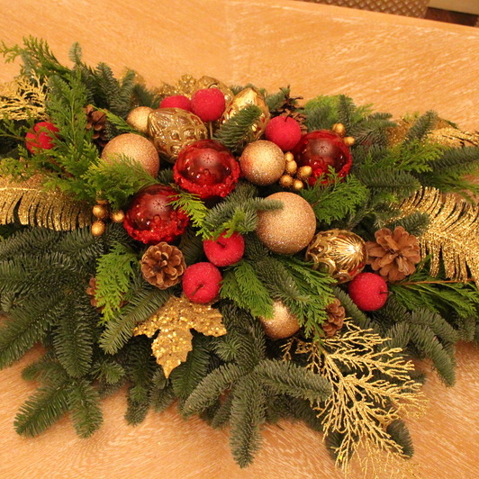 Новогодняя композиция на журнальный стол в золотисто-красной гамме