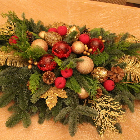 Новогодняя композиция на журнальный стол в золотисто-красной гамме