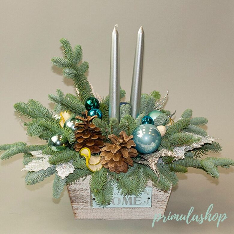 Новогодняя композиция в серебристо-голубой гамме