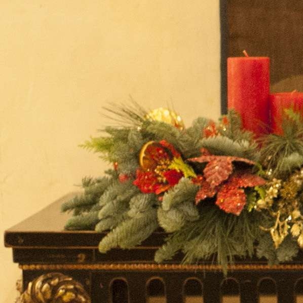 Новогодняя композиция в классической красно-золотой гамме на консоль или камин