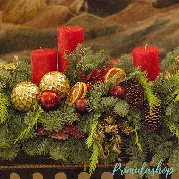 Новогодняя композиция в классической красно-золотой гамме на консоль или камин