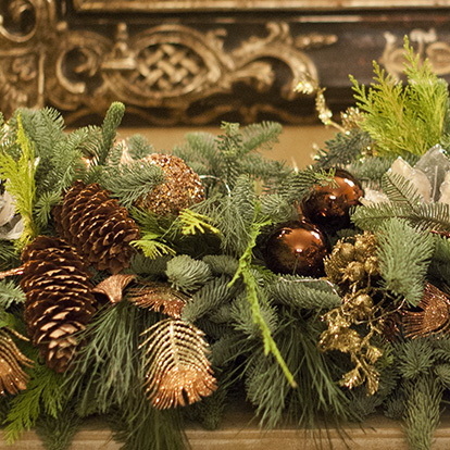 Новогодняя композиция композиция в нежной кремово-золотистой гамме на консоль или камин