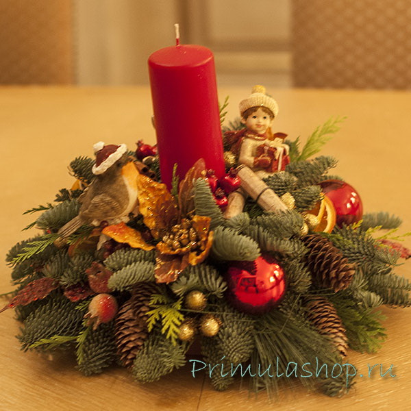 Новогодняя композиция на стол с живой хвоей, шишками и рождественскими фигурками