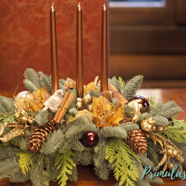 Новогодняя композиция со свечами в шоколадной гамме