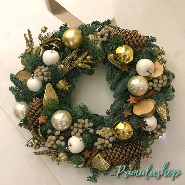 Новогодний венок из живой хвои  нобилиса в бело-кремовой гамме