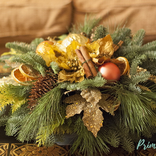 Новогодняя композиция в золотистой гамме на стол