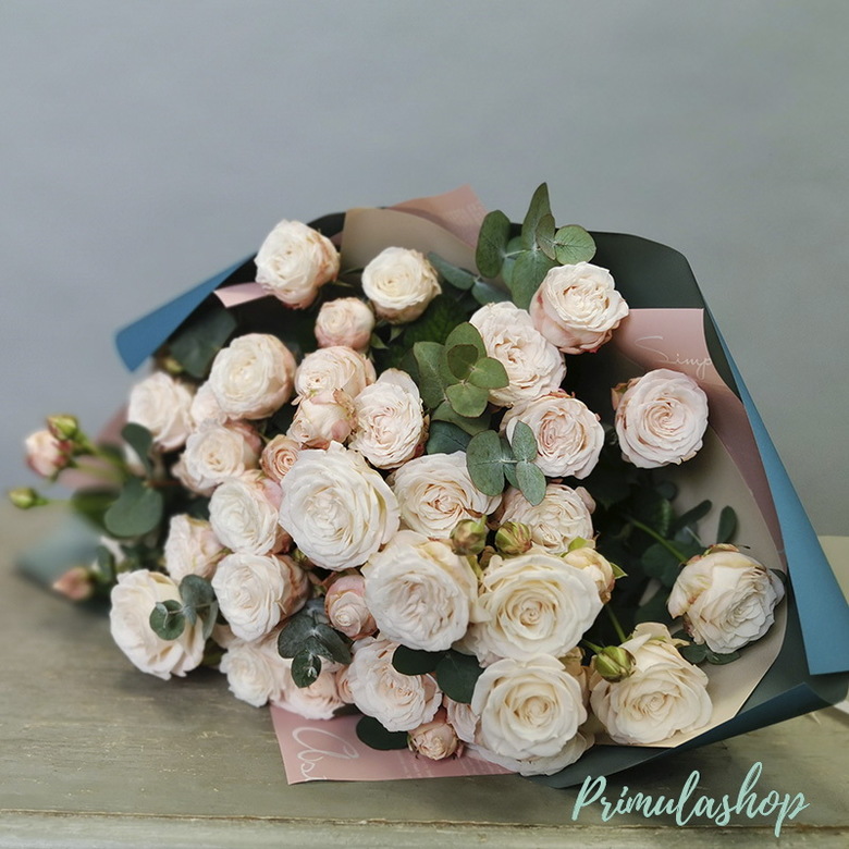 Купить букет из кустовой розы Бомбастик с доставкой в Москве