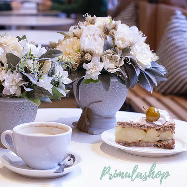 КОМПОЗИЦИЯ ИЗ ИСКУССТВЕННЫХ ЦВЕТОВ НА СТОЛ ДЛЯ КАФЕ