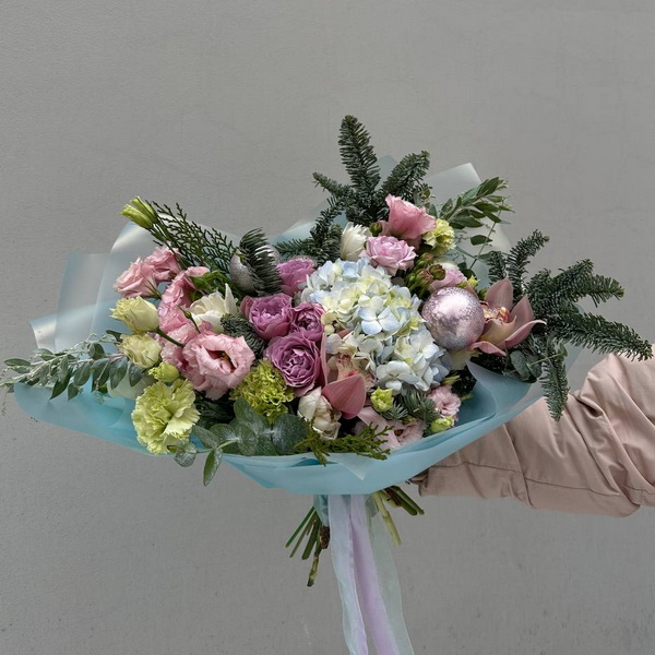 Новогодний букет из живых цветов с еловыми ветками и шариками