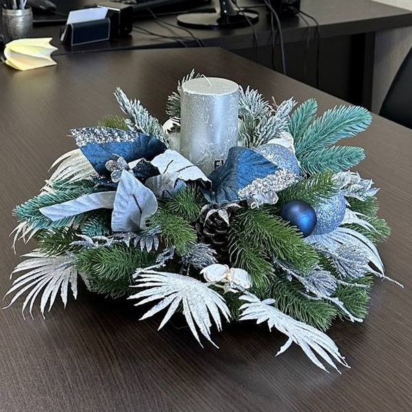 Новогодняя настольная композиция в серебристо голубых тонах