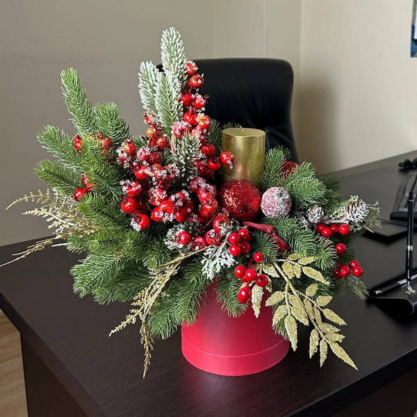 Новогодняя настольная композиция в красно золотых тонах со свечой и декором в коробке для дома и офиса