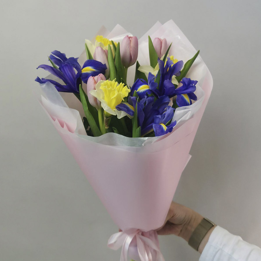 Весенний буке с ирисами, тюльпанами и нарциссами
