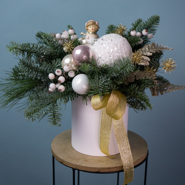 Зимняя композиция с ангелом, белыми шарами