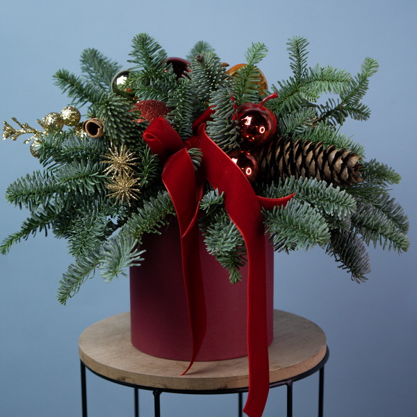 Рождественская композиция с красным бархатным бантом