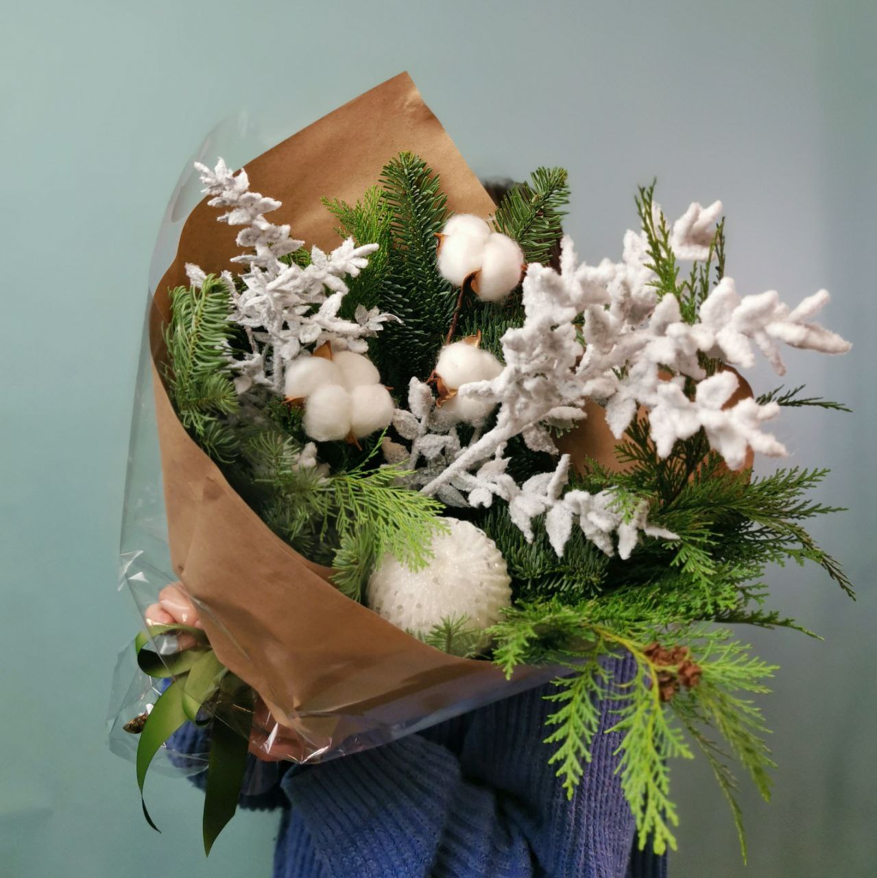 Зимний букет с елью, хлопком и морозной зеленью в крафт-упаковке