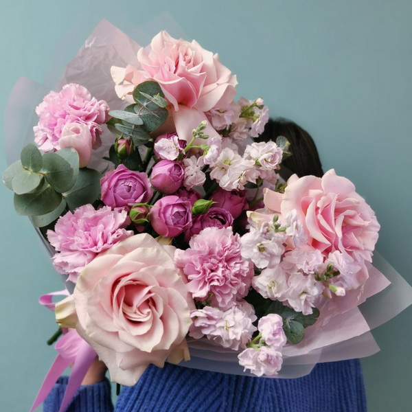 Нежный розовый букет с розами, гвоздикой и лизиантусом