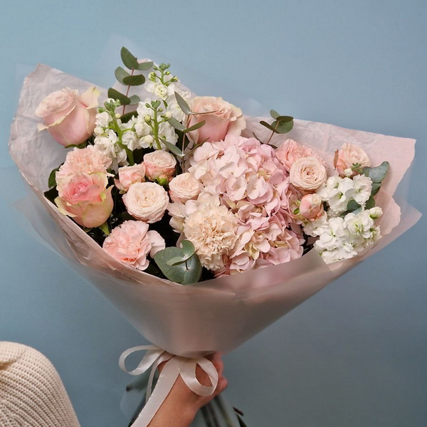 Нежный букет из роз, гортензий и гвоздик с эвкалиптом в светло-розовой упаковке