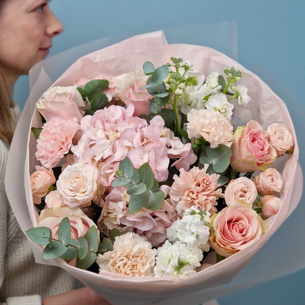 Букет из персиковых роз, гортензии и гвоздики