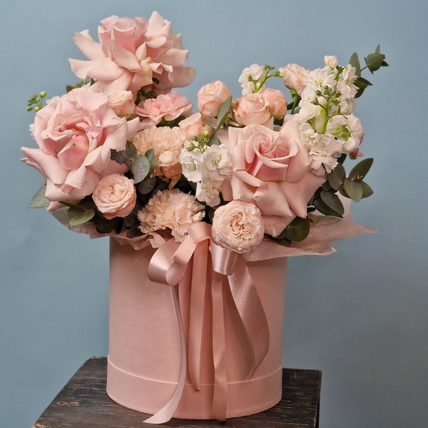 Композиция из роз, гвоздик и маттиолы в розовой шляпной коробке