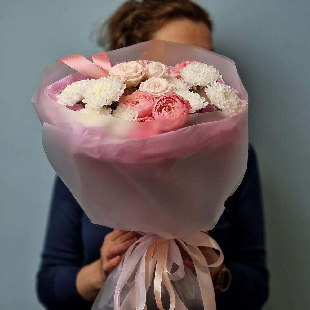 Нежный букет с пионовидной розой и хризантемой