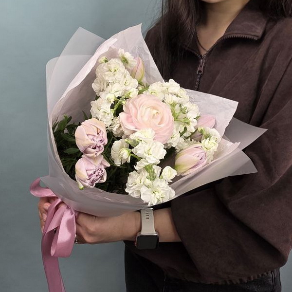 B-074 Букет из тюльпанов, ранункулюсов и маттиолы