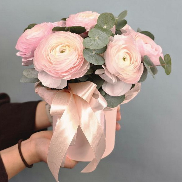 K-031 Нежная коробочка с ранункулюсами.