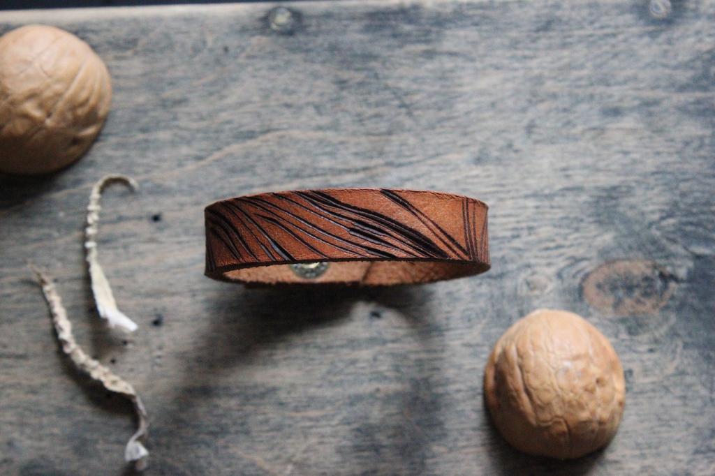 Тонкий браслет из кожи