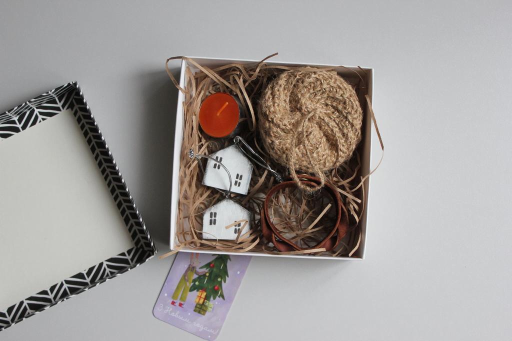 Набор подарков к Новому году: кожаный браслет, елочные игрушки