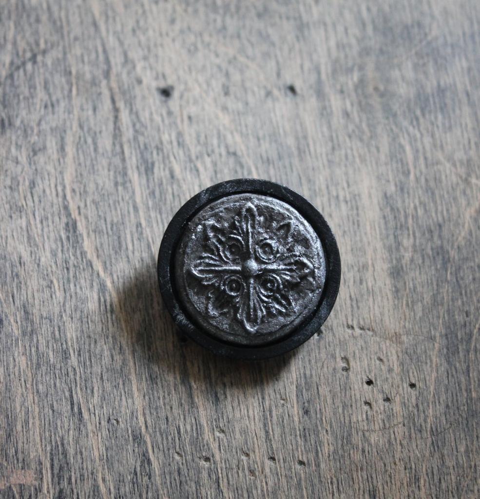 Брошь на деревянной основе