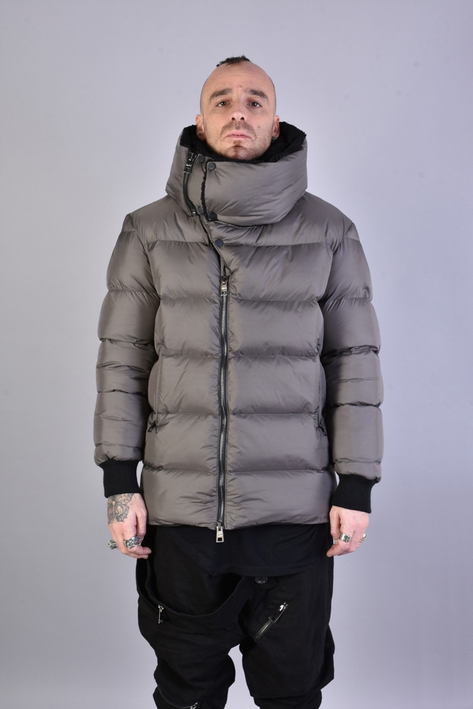 Короткий пуховик со смещенной молнией и съемным воротником-шарфом LH