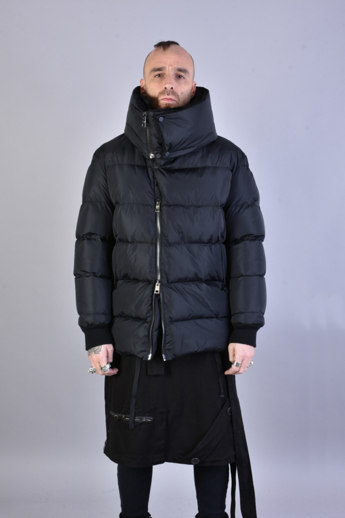 Короткий пуховик со смещенной молнией и съемным воротником-шарфом LH