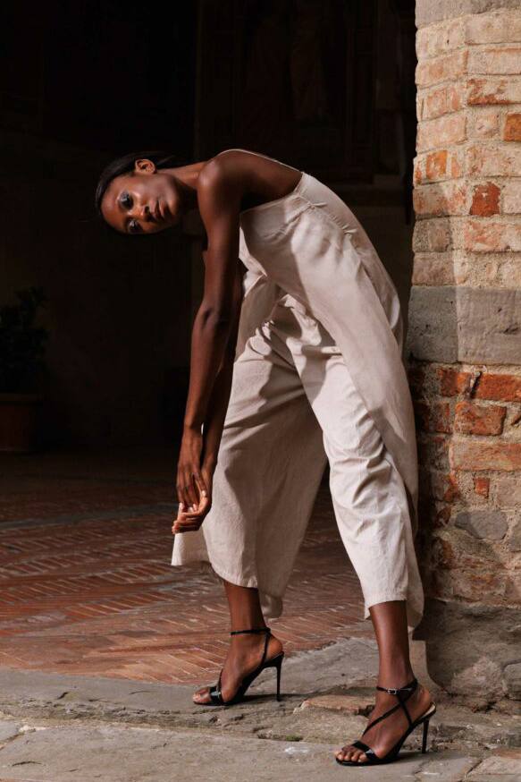 Широкие брюки из хлопкового габардина и асимметричным поясом SM