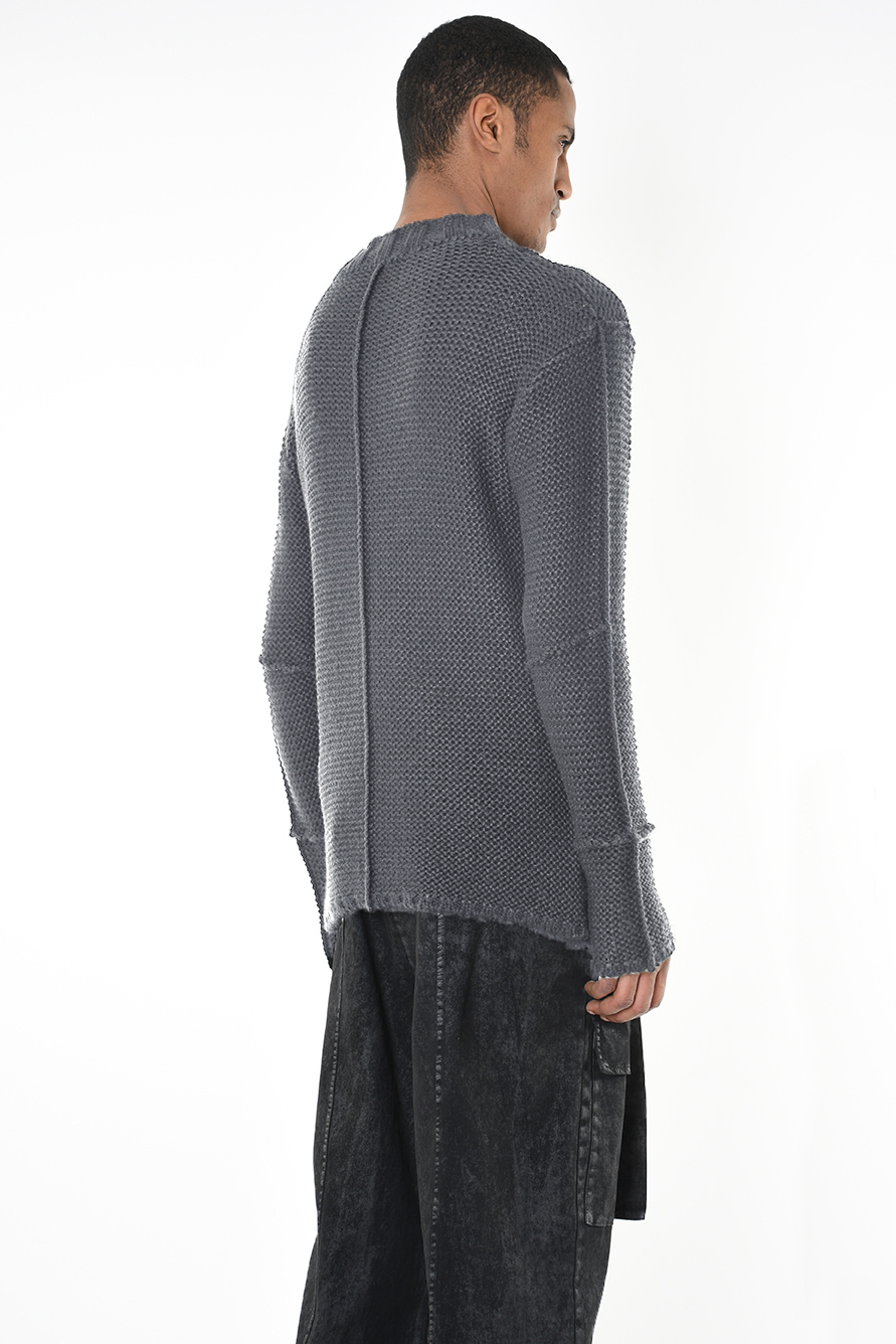 Свитер с рельефными швами LH