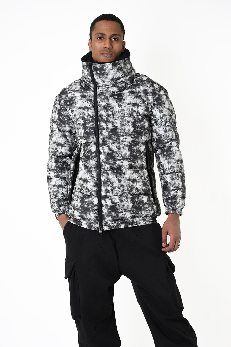 Короткий пуховик со смещенной молнией и мраморным принтом LH