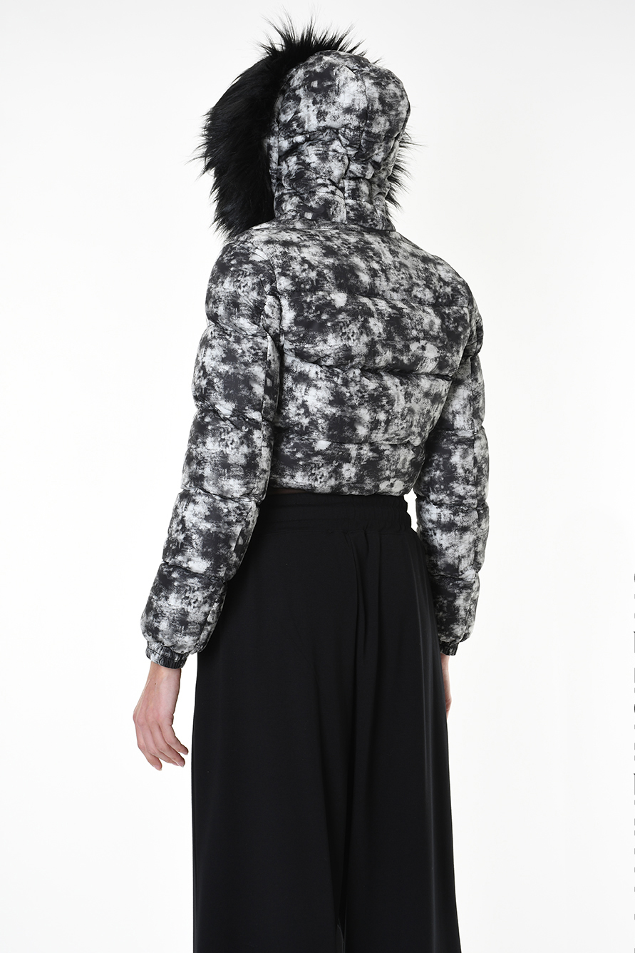 Короткий пуховик с мраморным принтом и съемным мехом LH