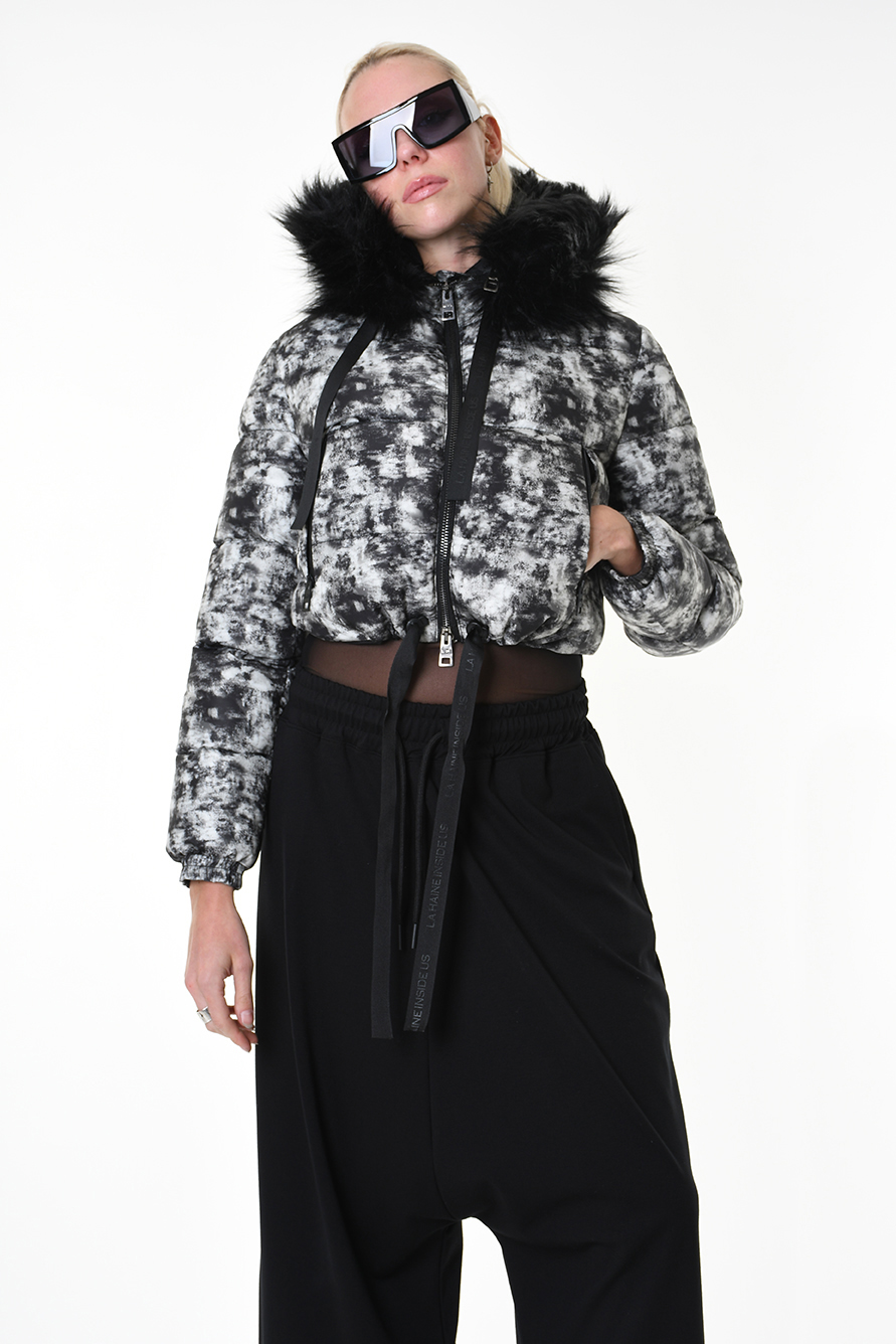 Короткий пуховик с мраморным принтом и съемным мехом LH