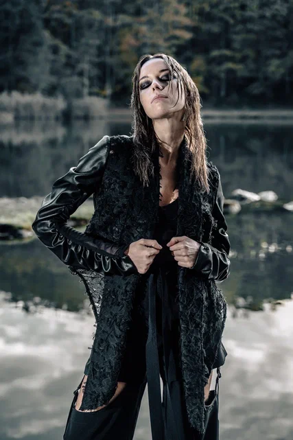 Асимметричный жакет из ткани деворе со спинкой и рукавами из экокожи LH