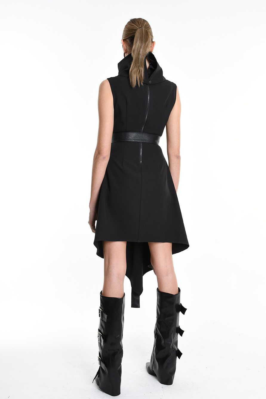Асимметричное платье с высоким воротником и кожаным поясом LH