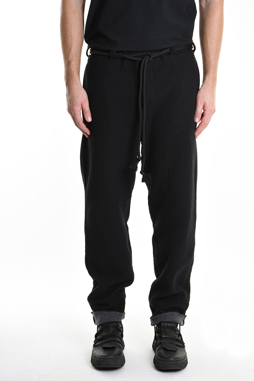 Брюки архитектурного кроя с ламинированным принтом LH